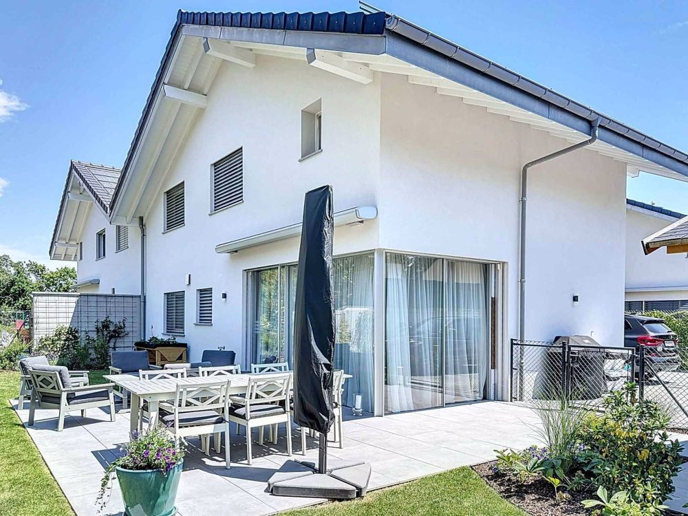 Magnifique Villa im modernen Stil mit Garten - Bild 1
