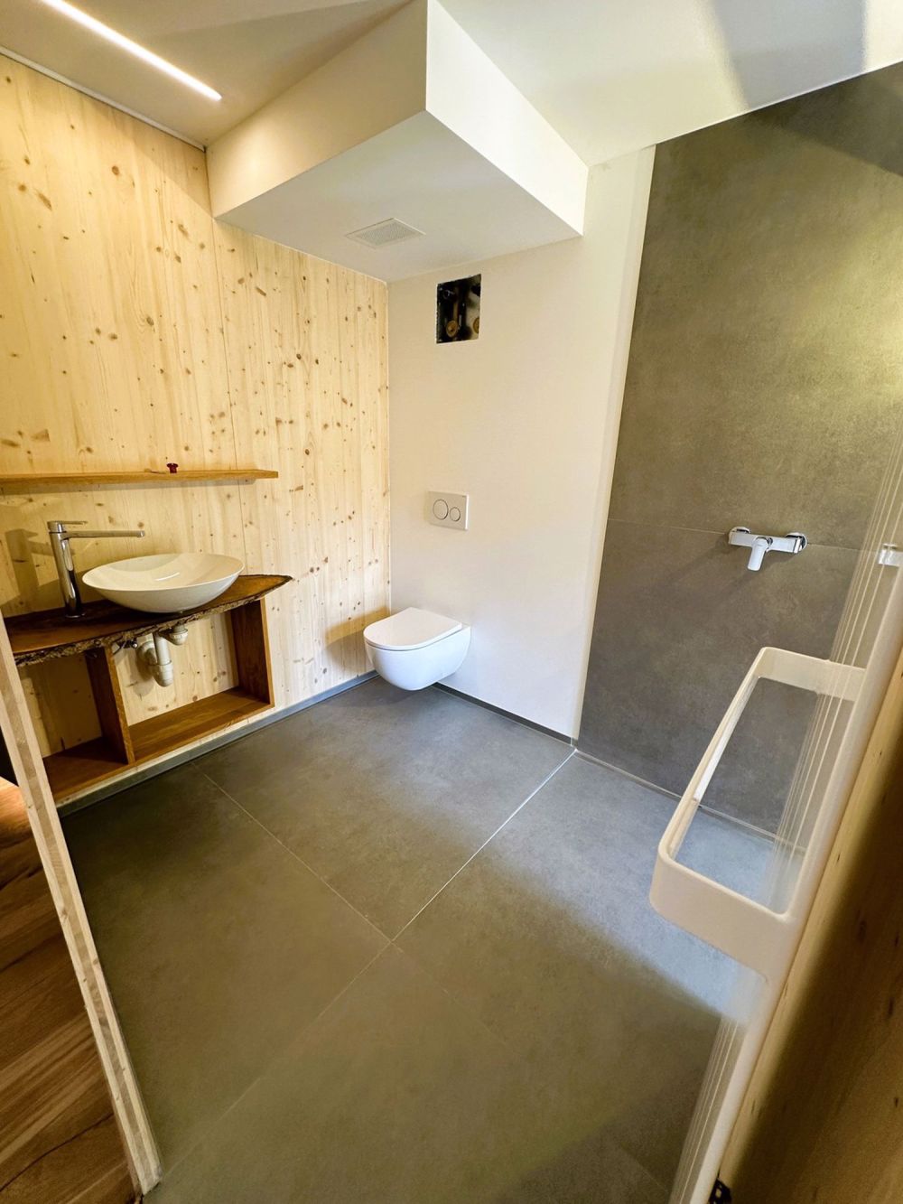 Historie trifft Moderne - Erstvermietung nach Totalsanierung - Nasszelle mit Dusche + WC