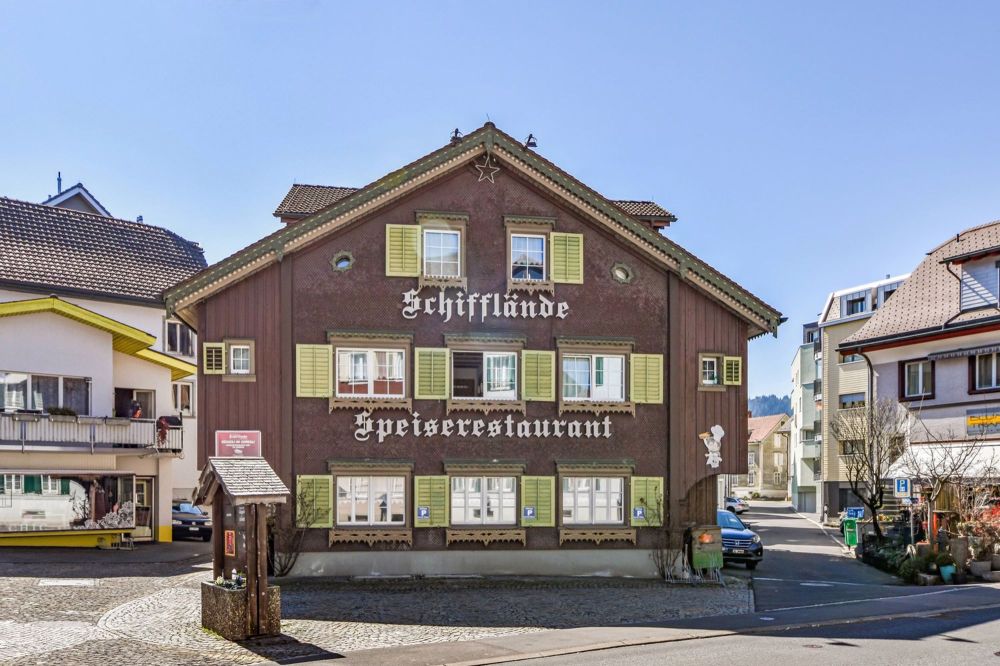 Wohn- und Gasthaus im Zentrum von Einsiedeln mit attraktiver Rendite - Bild 1