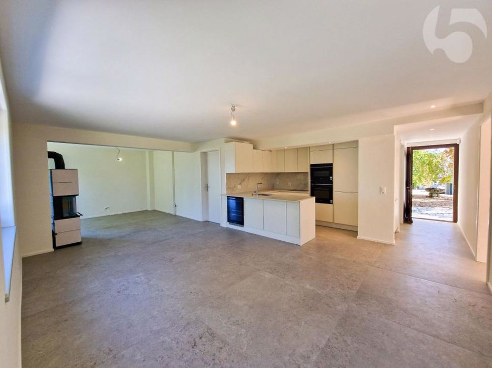 Prächtige 3,5-Zimmer-Wohnung im Erdgeschoss einer Architekten-Villa mit privatem Garten (Rasenmäher-Roboter, automatische Bewässerung) und Bahnhof LEB vor Ort. - Revêtement de sol avec carrelages en 120 x 120 cm, du plus bel effet !