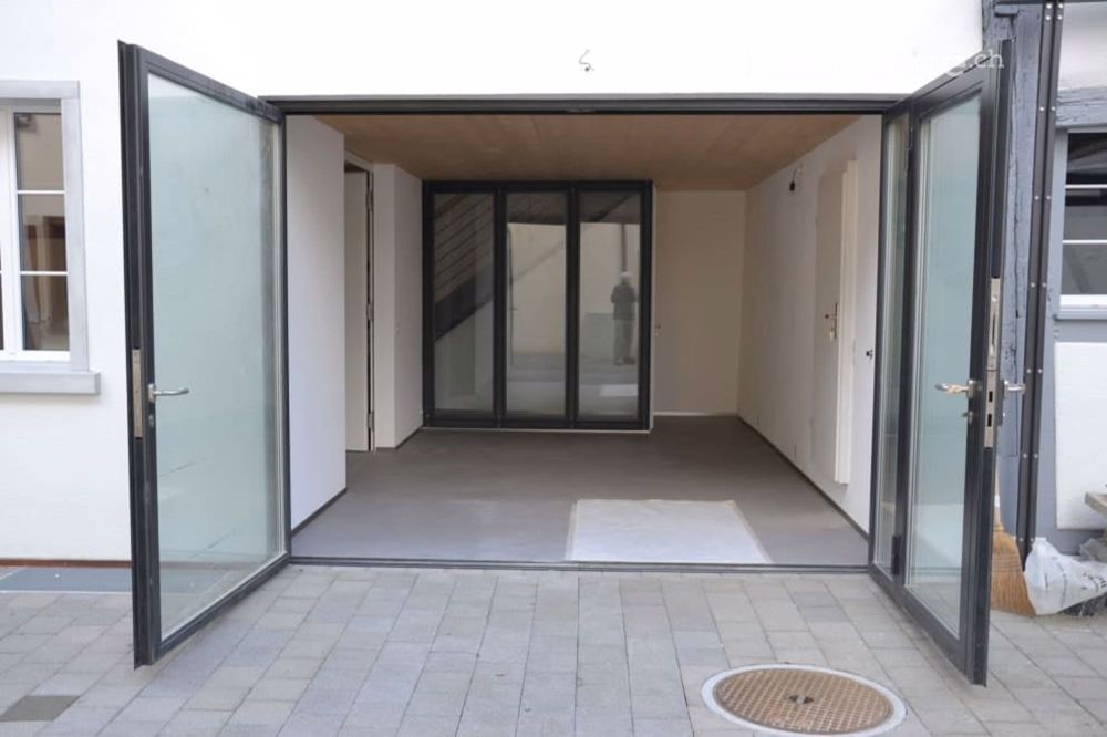 3-Generationen-Haus, 7-Zi.+2-Zi.+Garten, edel, modern & chic restauriert,sehr hell,alles bio - Das Entrée bei geöffnetem Tor. Zum täglichen Gebrauch gibt es im Tor die normale Eingangstür.