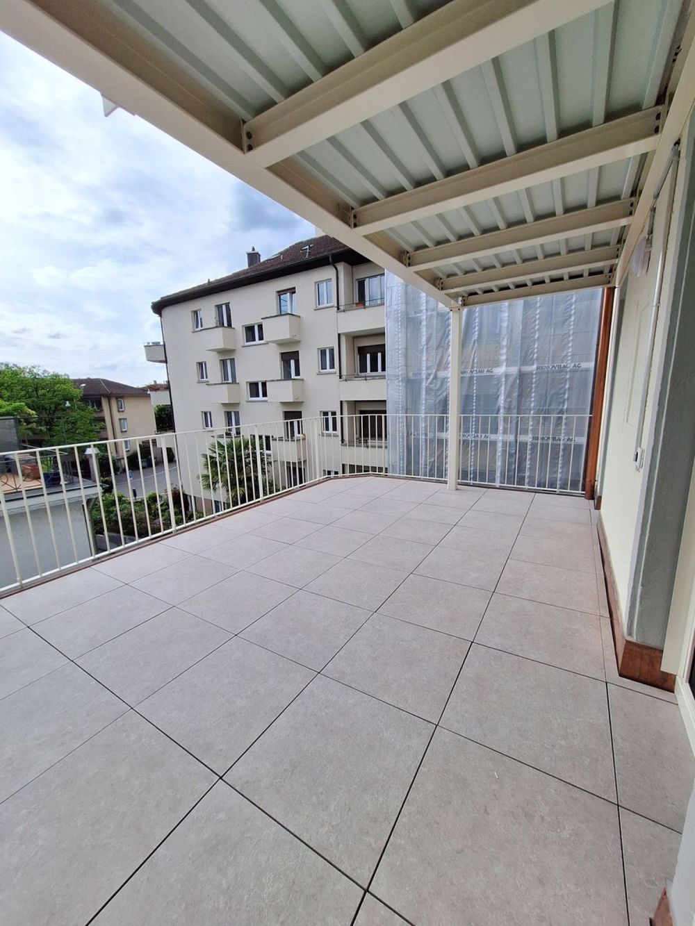 Moderne 3 Zi-Wohnung mit 19m2 Terrasse / Erstbezug nach Sanierung - Terrasse