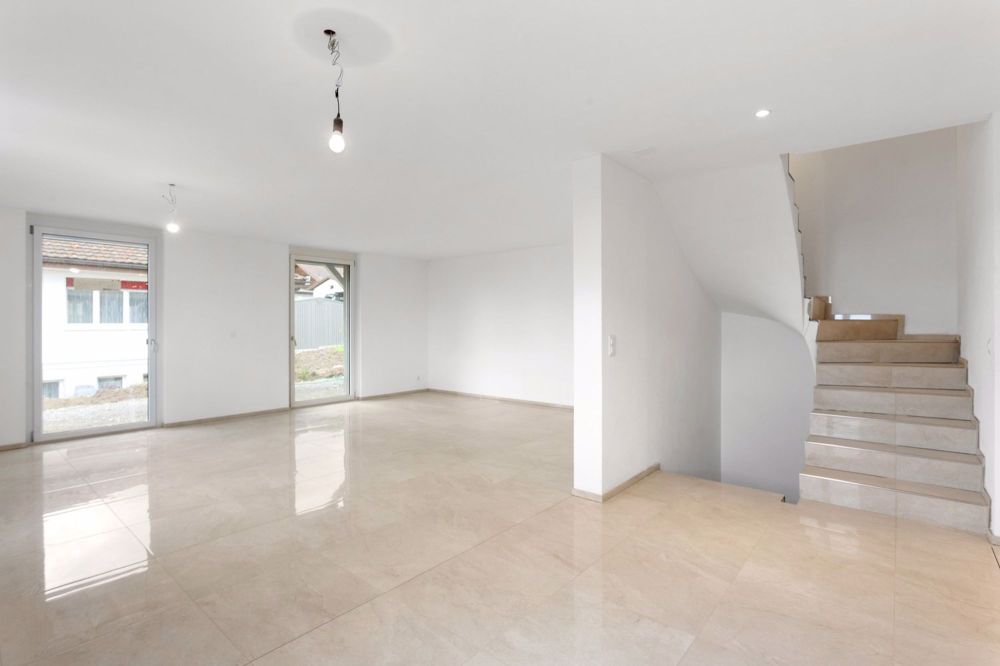 Modernes, brandneues Einfamilienhaus mit Aussicht - Wohn-Esszimmer mit Ausgang zum Garten