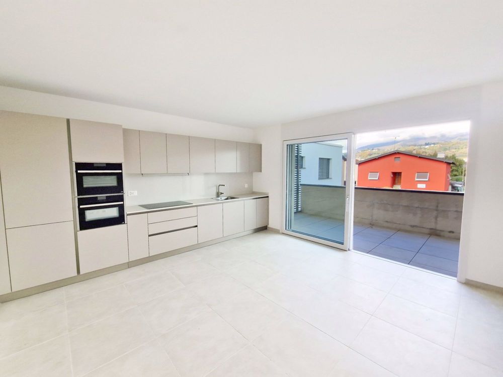 Neue moderne 3,5-Zimmer-Wohnung mit zwei überdachten Parkplätzen, sofort bezugsfertig. - Bild 2