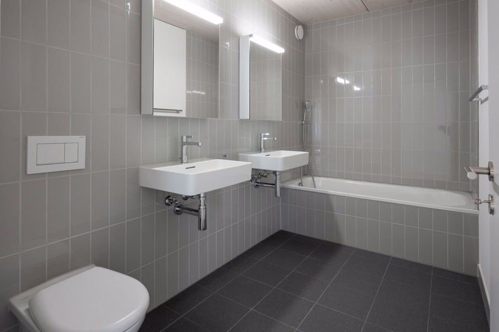 Grosszügige Wohnung mit Gartensitzplatz zu vermieten! - Badezimmer mit Badewanne