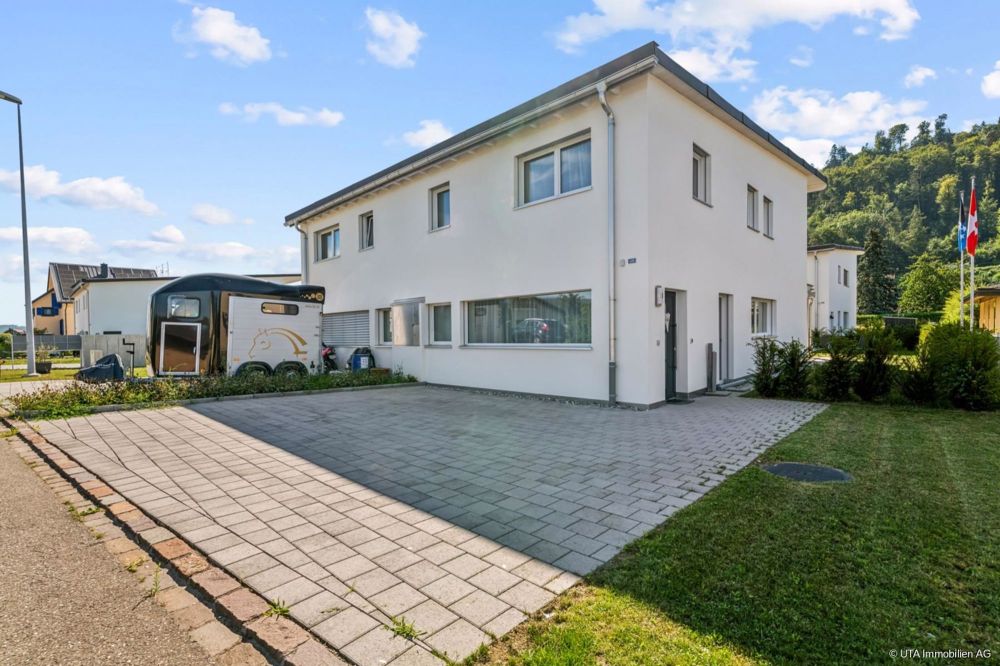 Exklusives Traumhaus im Grünen - Aussenparkplätze