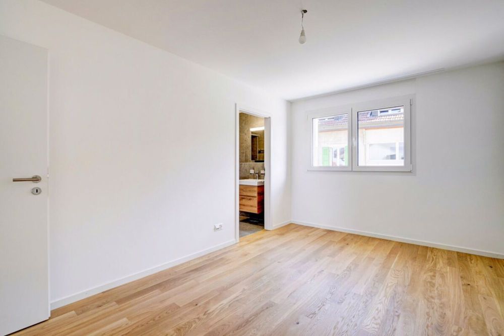 Wohnung mit 4.5 Zimmern, neu - Chambre n° 1 avec salle de douche attenante
