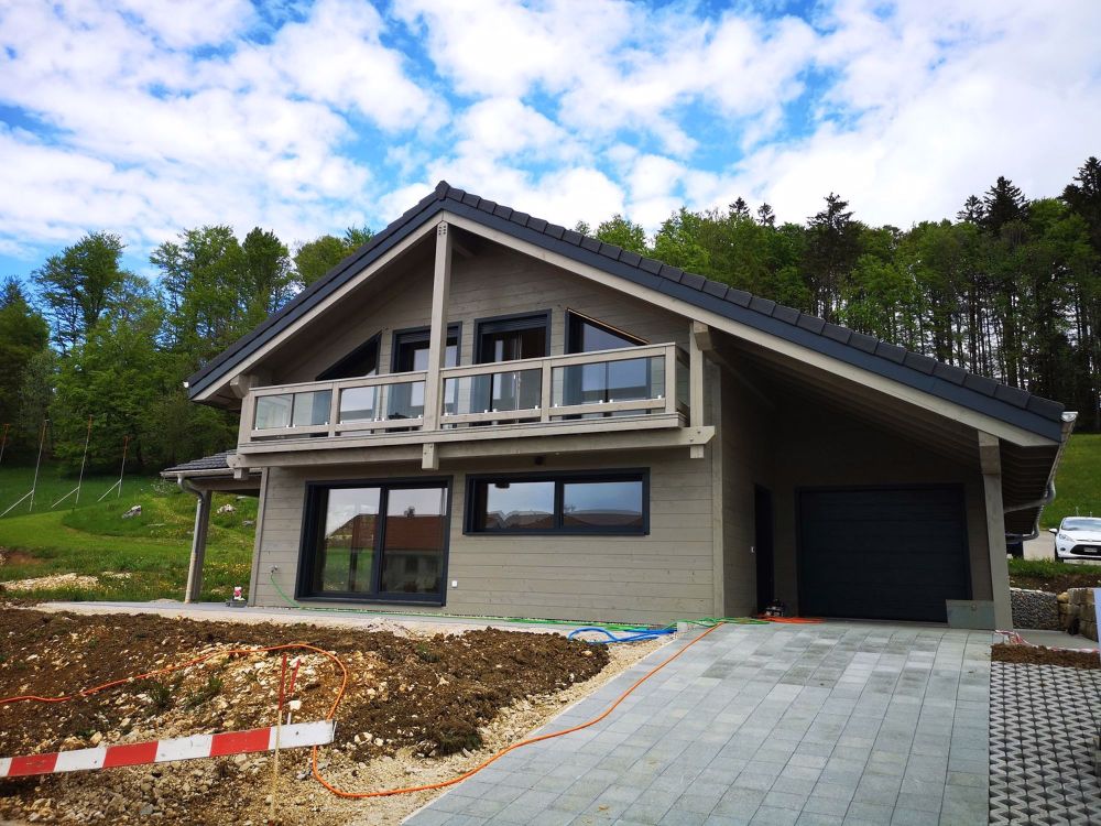 Maison moderne en madrier thermo-chauffé, avec garage, terrasse et jardin - Bild 1