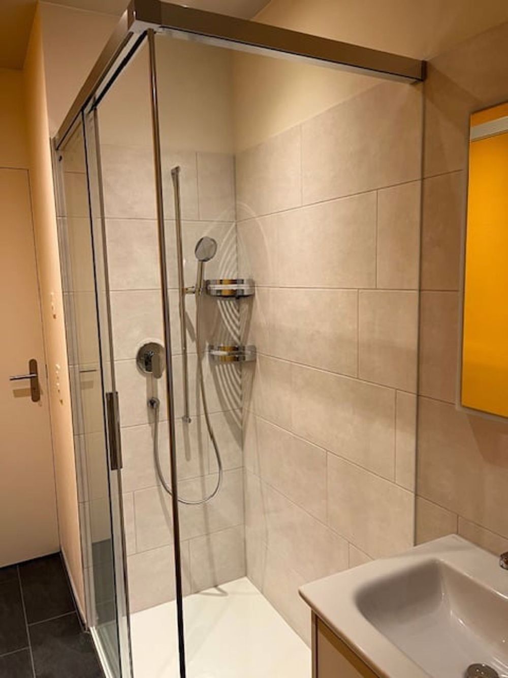 Grosse 5-Zimmer-Wohnung mit Wintergarten - Bild 1