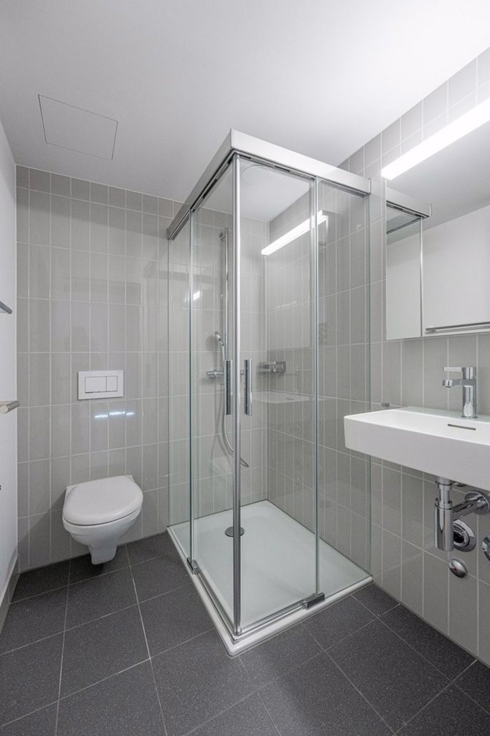 Grosszügige Wohnung mit Gartensitzplatz zu vermieten! - Badezimmer mit Dusche