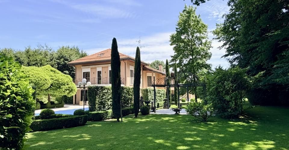 Une propriété d'exception à réinventer, au cœur d'un écrin de verdure - Maison 10 pièces - image - 2