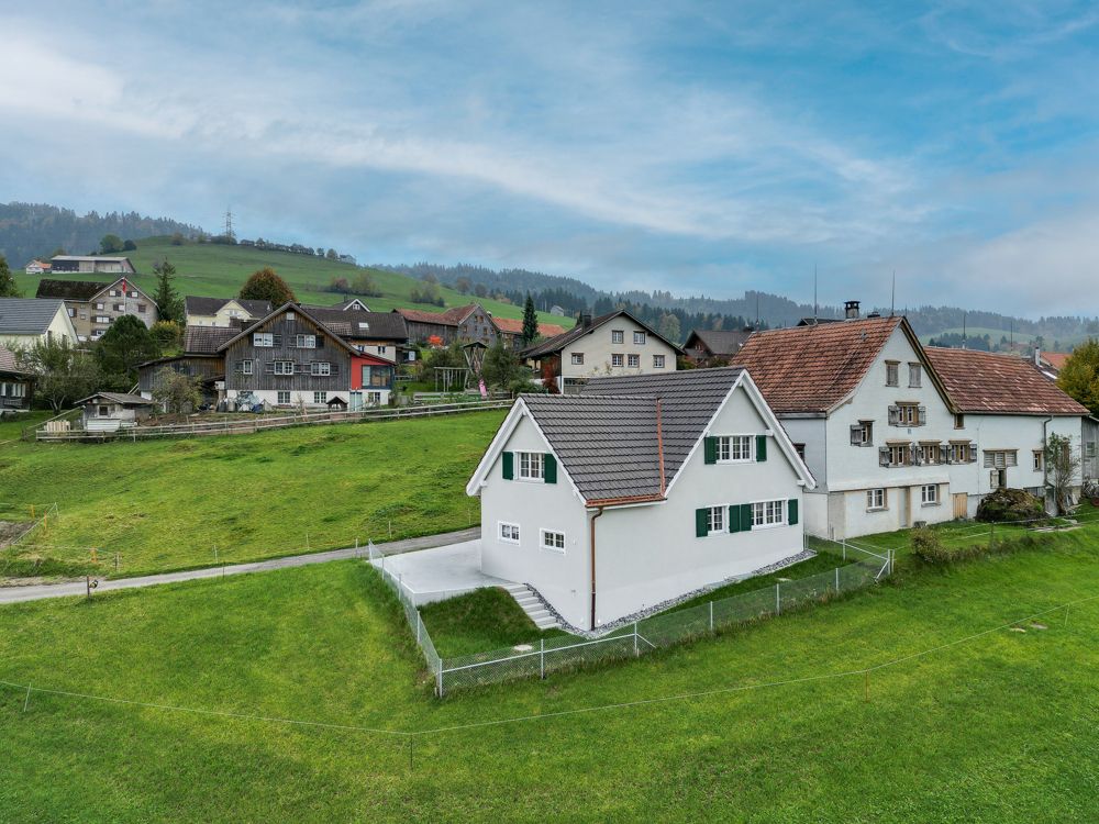 Moderner Neubau inmitten der Appenzeller Hügellandschaft - Nordost-Ansicht