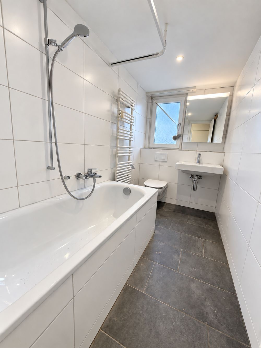 Stilvoll renovierte 2.5-Zimmerwohnung im Dachgeschoss als Erstbezug -  Bild 11