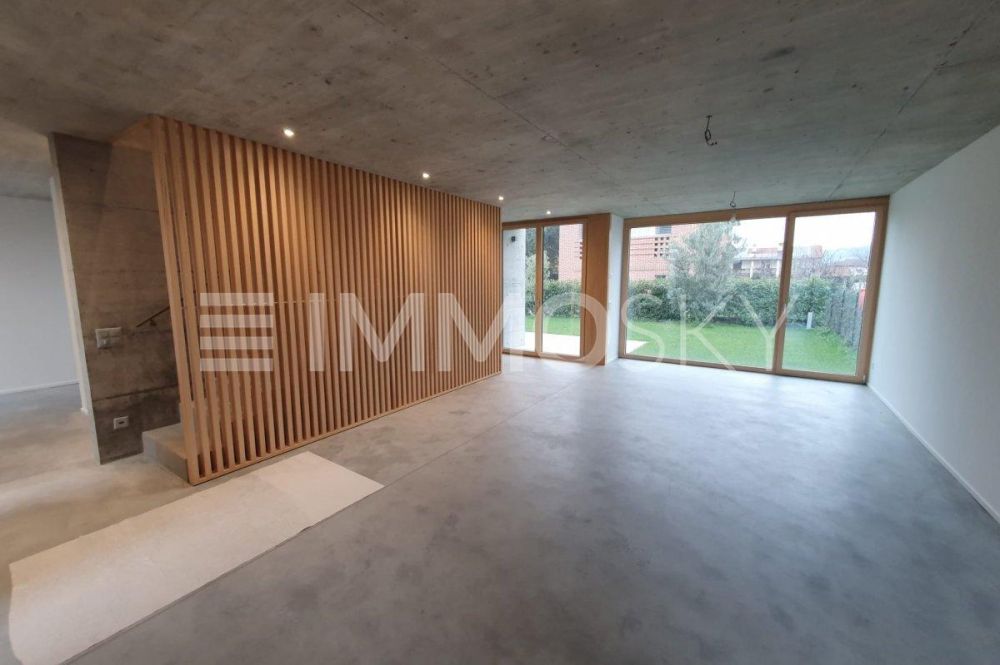 Elegante villetta di nuova costruzione con giardino - Ampio soggiorno luminoso con grandi aperture