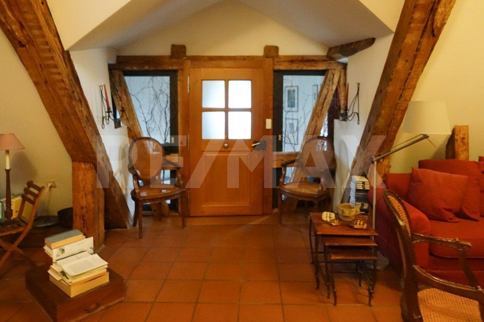 Historische Dachwohnung an bester Lage  attraktive Investitionsmöglichkeit -  Bild 3