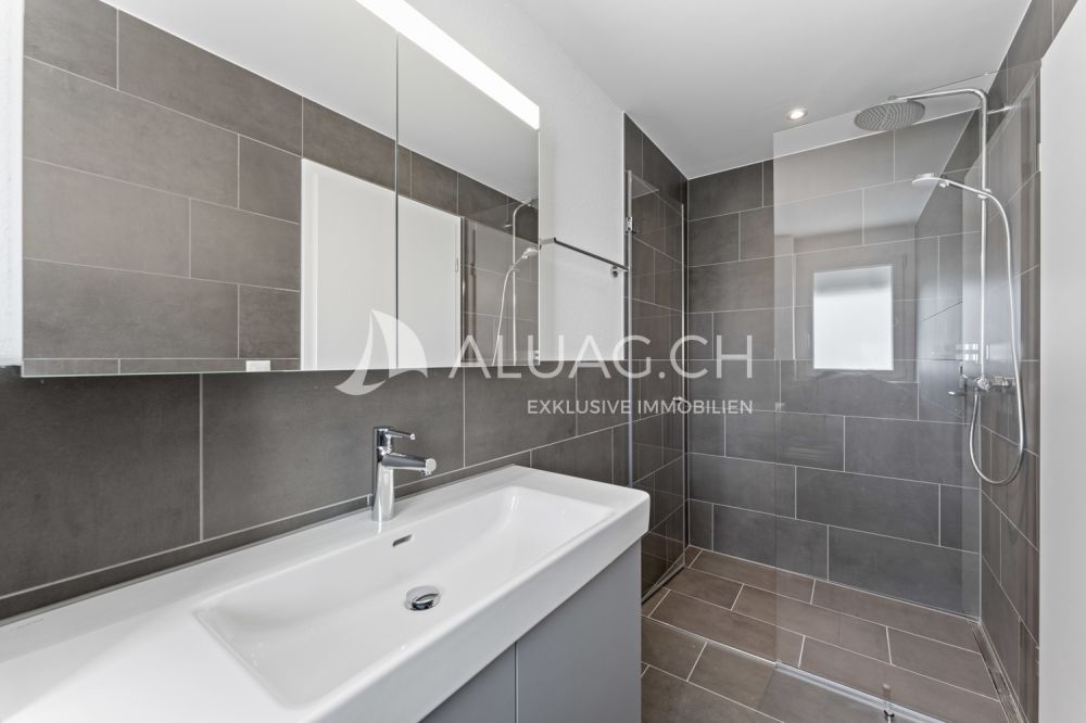 NEUBAUTRAUM 4.5 ZIMMER IM HERZEN DER NATUR - Moderne Nasszelle mit Regendusche und exklusiver Ausstattung für maximalen Komfort