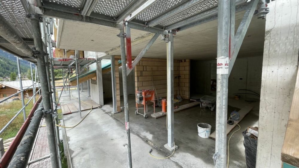 Snowfall Zen Lauinen Saas-Grund Neubau 2026 mit dem E-Skibus ohne Umsteigen zum Alpinexpress. Sichern Sie sich die letzte 4.5 Attikawohnung mit freier Sicht auf die Mischabelgruppe. Reserviert. - Westbalkon Wohnzimmer