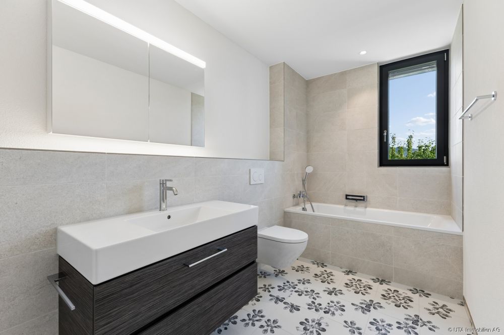 Hochwertige 4-Zimmer-Neubauwohnung mit grosser Terrasse - Bad/WC