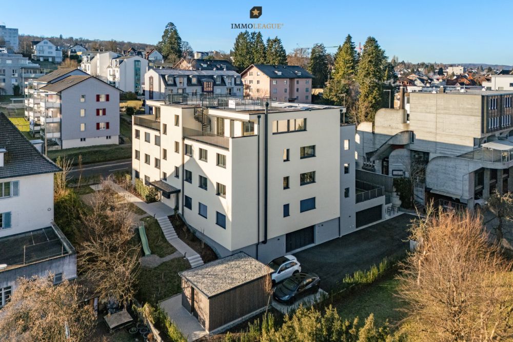 Exklusive Attikawohnung mit grosszügigen Sonnenterrassen. - Der Neubau von 2025 besticht durch klare architektonische Linien und ein zukunftsorientiertes Energiekonzept
