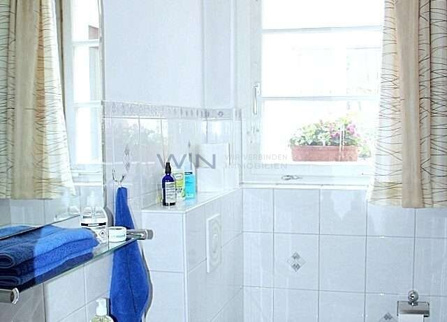 8 Zi-Wohnhaus mit Garage & Garten - Badezimmer