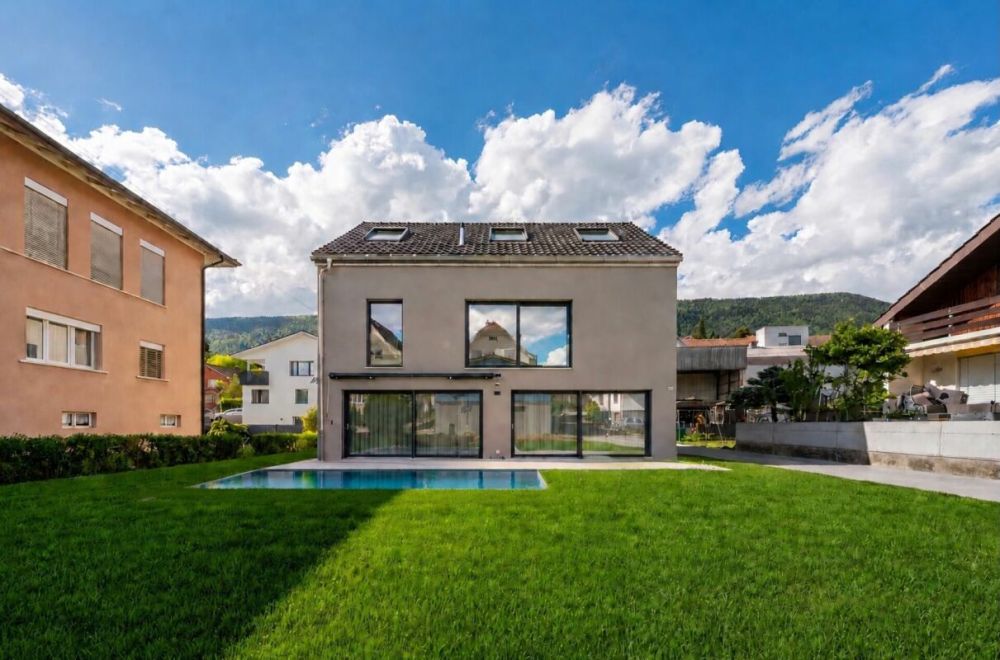 Exklusives Einfamilienhaus mit Pool, Smarthome und luxuriöser Ausstattung -  Bild 1