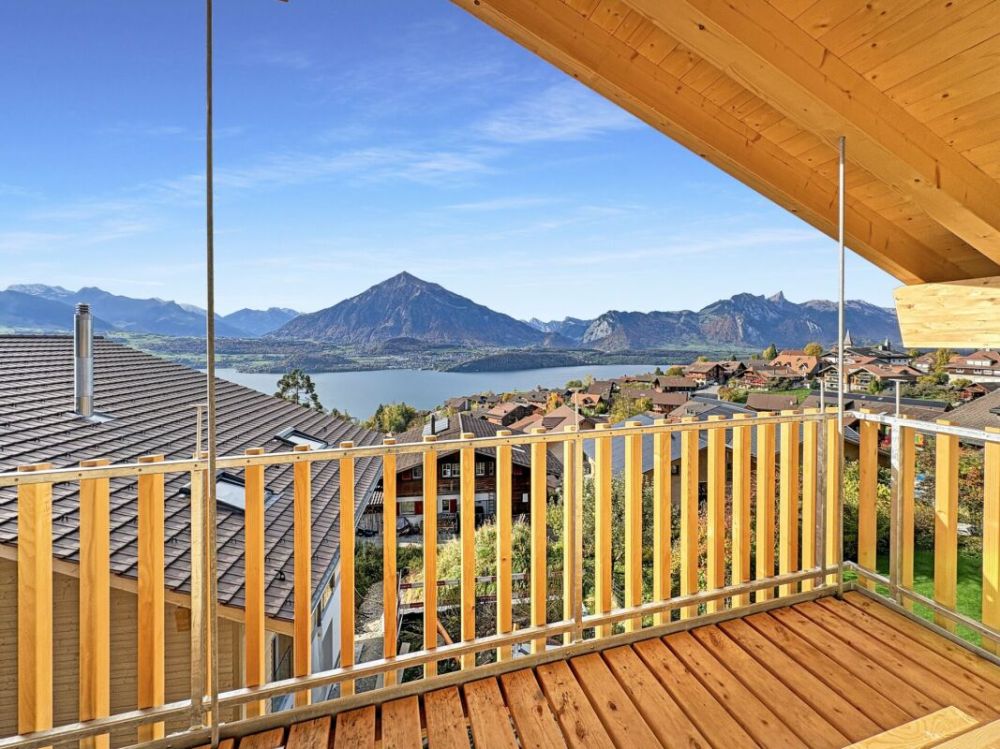 Neubau im Chaletstil, freistehend, modern und mit attraktiver Sicht über den Thunersee in Richtung Niesen und Thun - Bild 2