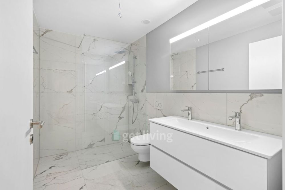 NEUBAU IN ZENTRALER LAGE BEZUGSBEREIT - Bad mit Marmorverkleidung