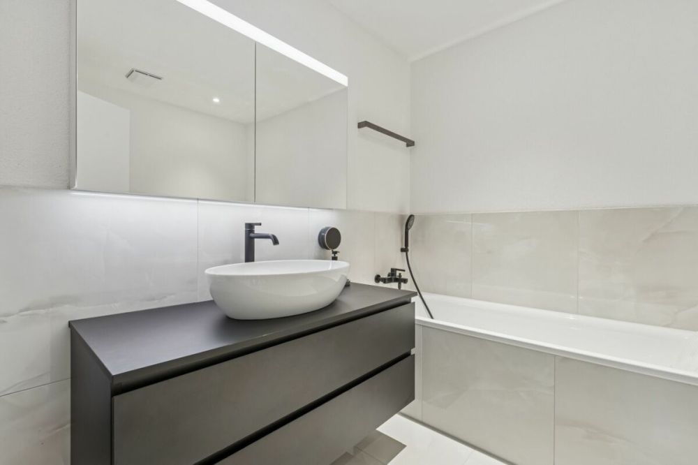Moderne 5.5-Zimmer-Etagenwohnung mit Stil und Komfort - Badezimmer