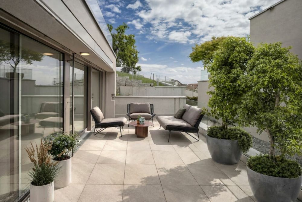 2-Etagen Terrassenhaus mit 2 Terrassen und 1 Sitzplatz - Terrasse mit KI Mobiliar