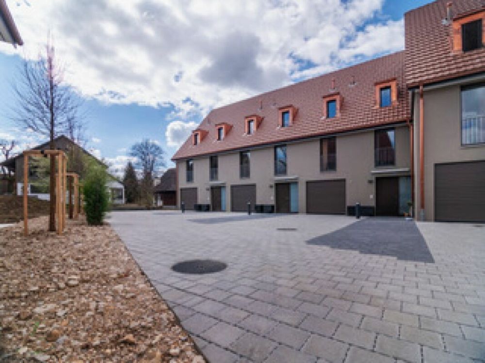 Wunderschönes "Reihenhaus" im Grünen und mit viel Wohnraum. - Frontansicht mit grossem Vorplatz und Garage