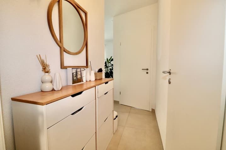 Vouvry - Magnifique 2.5 pièces - Rez-de-jardin - Nouvelle construction - Lot B1. - white drawers, mirror, plant, hallway