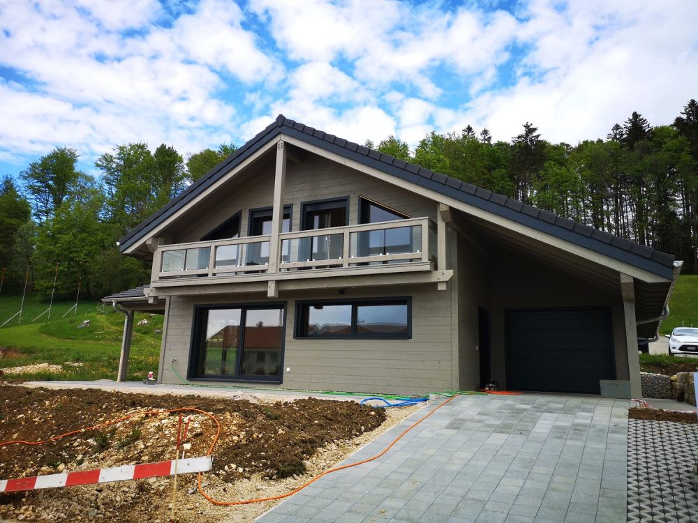 Maison moderne en madrier thermo-chauffé, avec garage, terrasse et jardin -  Bild 1