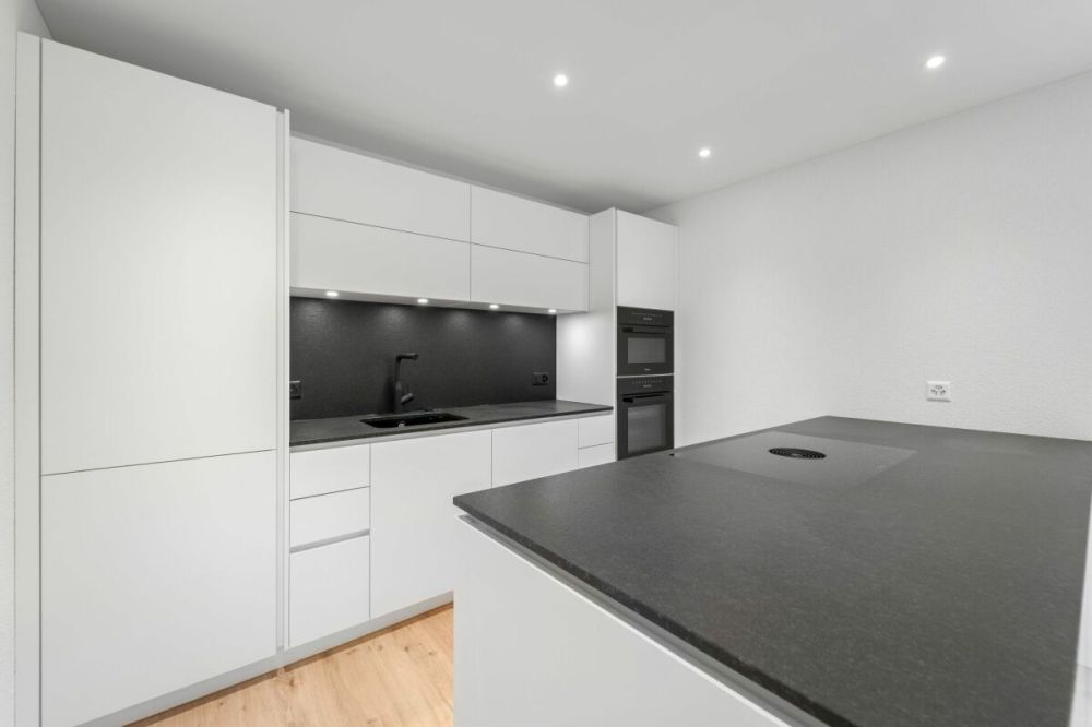 5,5 Zimmer-Doppeleinfamilienhaus - Küche mit grosser Kücheninsel