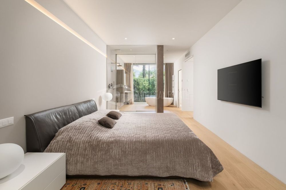 ELEGANTE MODERNE VILLA IM GRÜNEN -  Bild 3