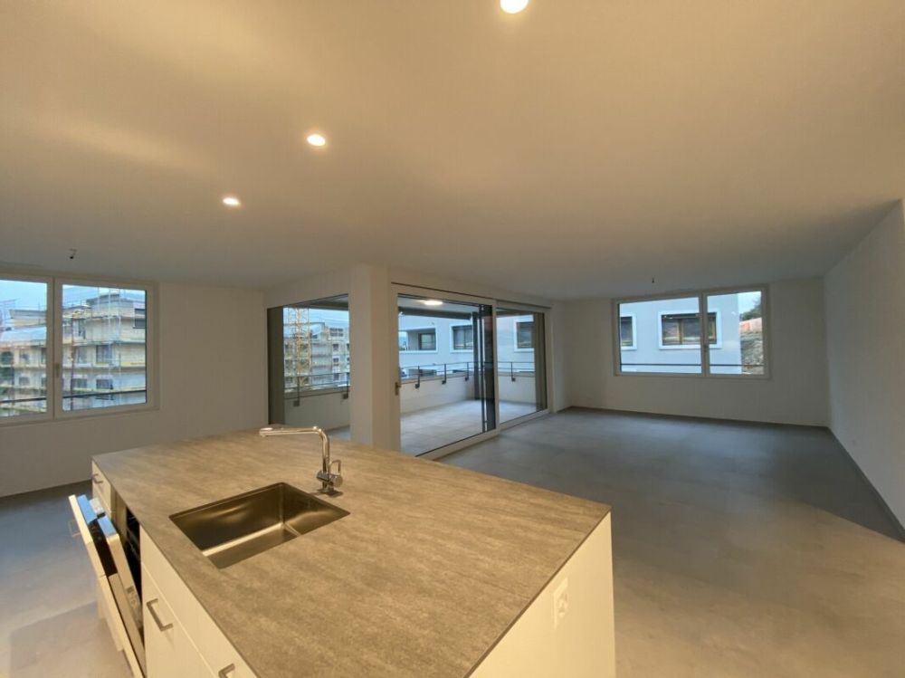 Lichtdurchflutete 4.5-Zimmerwohnung in der Überbauung «Neualtwil» - Wohnzimmer