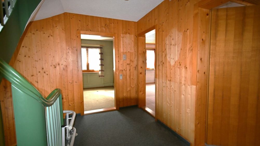 Freistehendes 5.5-Zimmer-Einfamilienhaus mit grossem Garten und Garage - Gang Obergeschoss