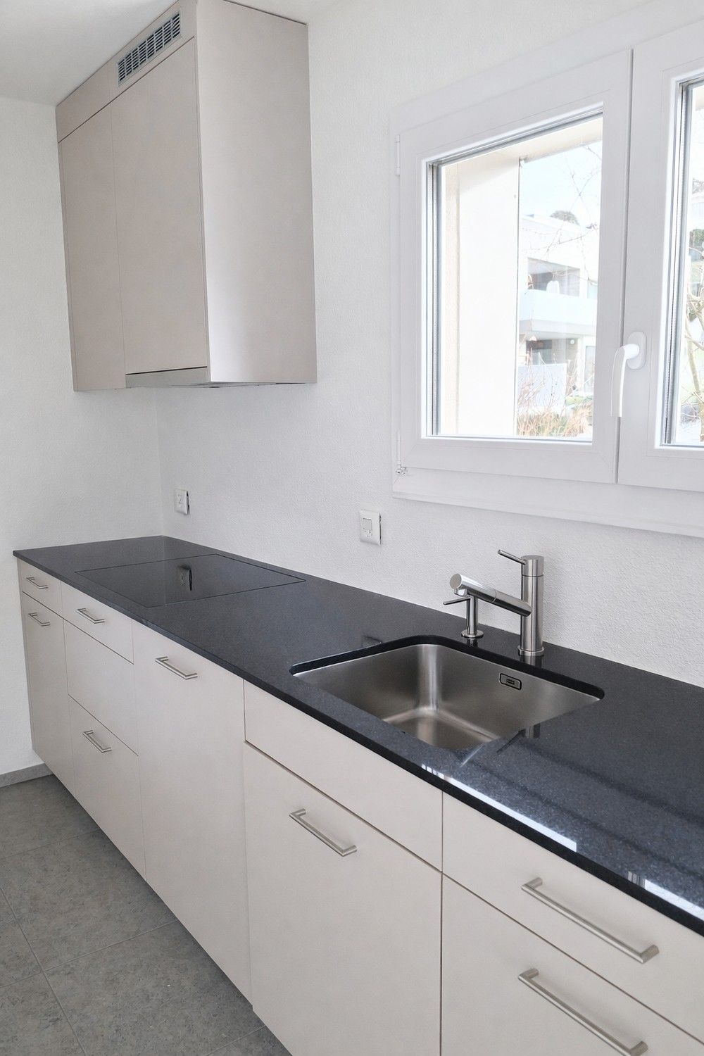 Frisch sanierte und helle 5-Zimmer-Wohnung mit Tiefgaragenparkplatz - Neue und helle Küche