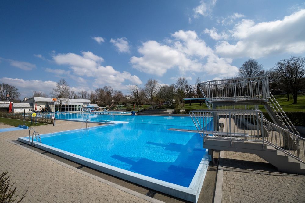 modern, einzigartig, mit Sportplatz und Freibad in unmittelbarer Nähe -  Bild 11