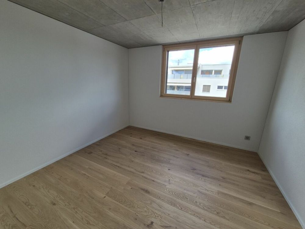 Neue 4.5 Zimmer im 2. Obergeschoss mit grossem Balkon - Zimmer 1