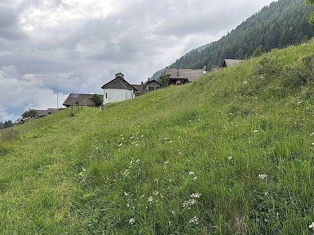 Chalet zum Ausbauen, grosses Wiesland  /  rustico da ristr. -  Bild 11