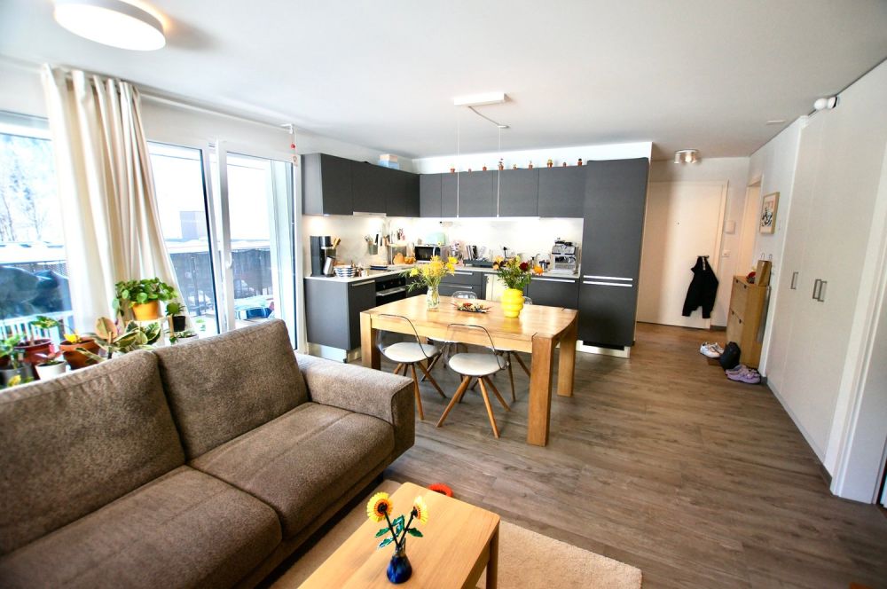 Schönes 3,5-Zimmer-Apartment in Remaufens mit einer überdachten Parkplatz -  Bild 1