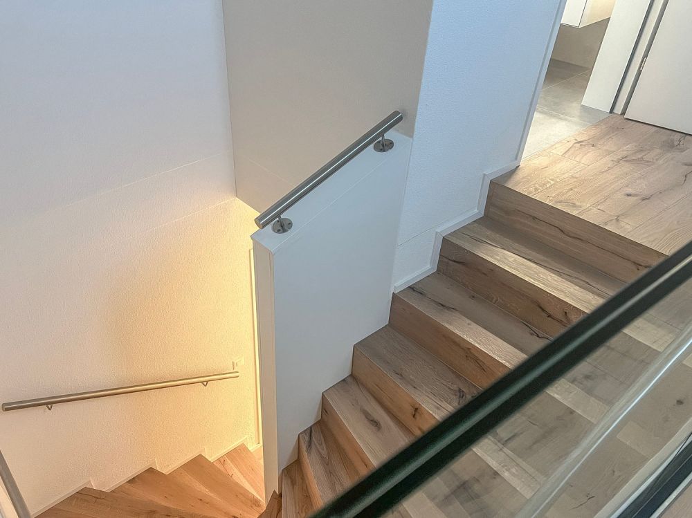 Mit dem Lift direkt in die Wohnung - grosszügige Dach-Maisonette vor den Toren Zürichs -  Bild 9