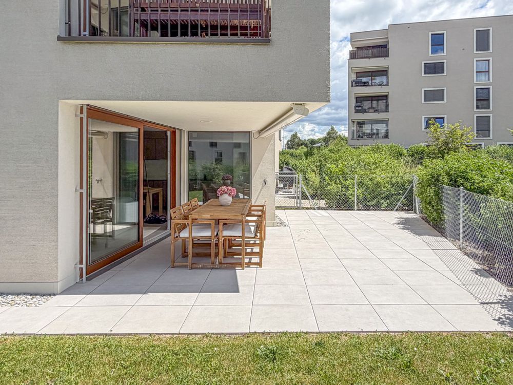Wohnung mit 2.5 Zimmern im Erdgeschoss, großer Garten und Terrasse - Terrasse