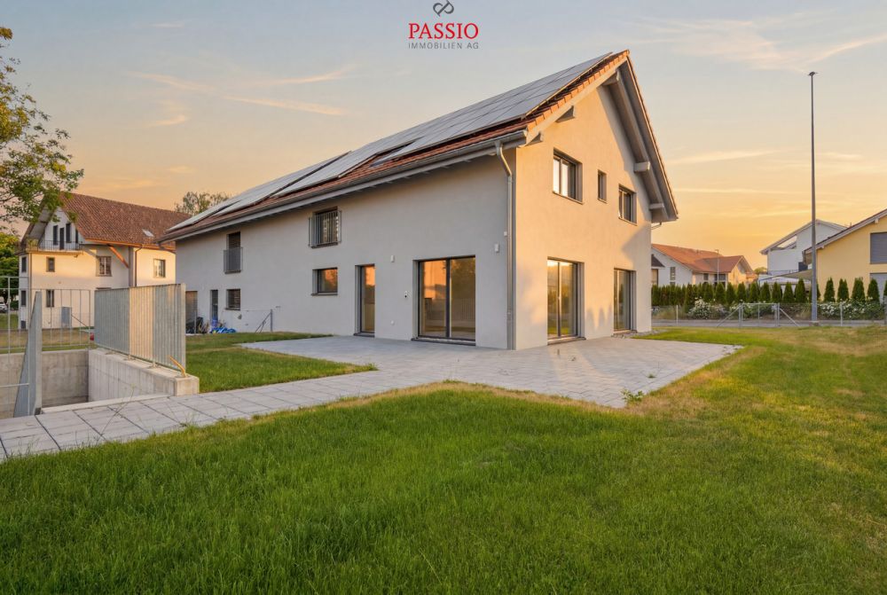 Exklusives 6.5-Zimmer-Doppeleinfamilienhaus mit grosszügigem Garten -  Bild 1