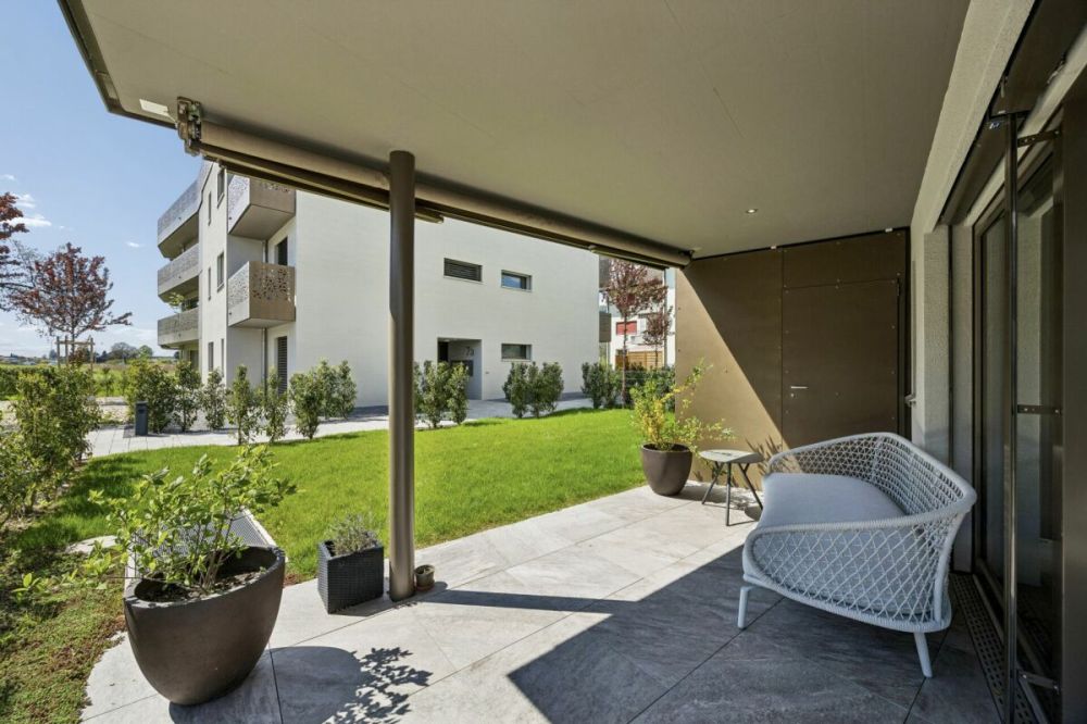 Neuwertige 2.5-Zimmer-Gartenwohnung mit viel Tageslicht - Terrasse mit direktem Gartenzugang