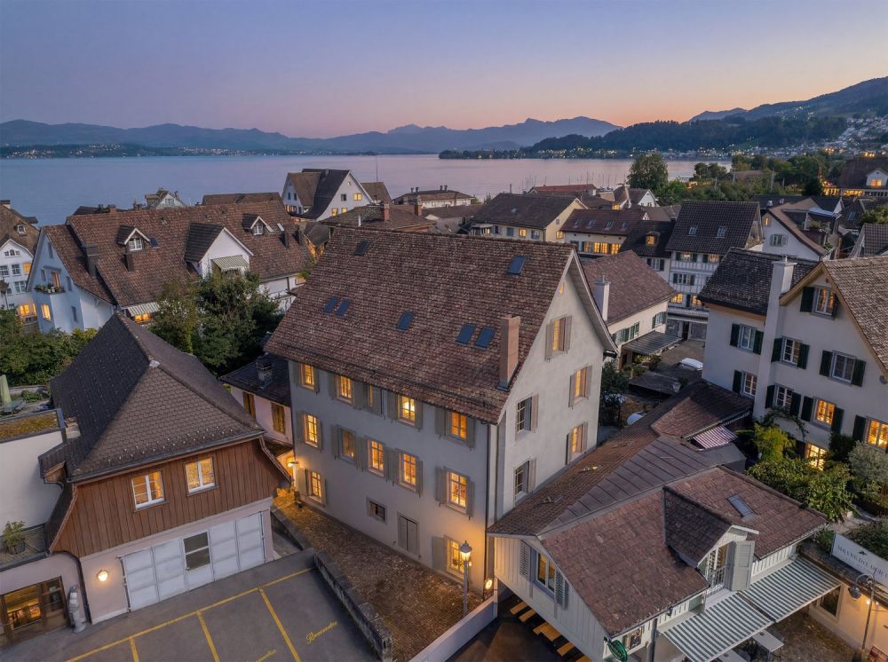 Erstvermietung: Dachwohnung mit grosser Terrasse zu vermieten - Poststrasse_Aussenvisualisierung_Dämmerung.jpg