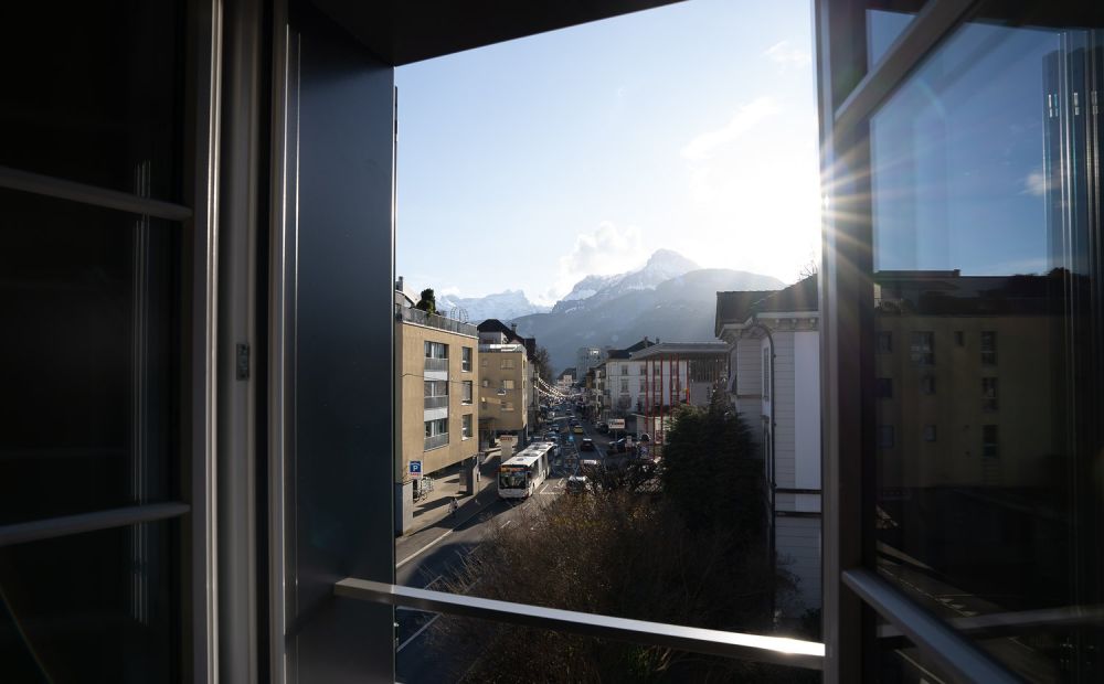 moderne 3 ½ Zimmer Dachwohnung an bester Lage in Brunnen SZ - Bild 2