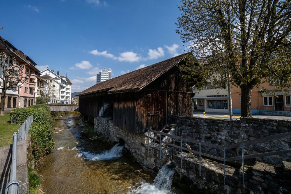 modern, einzigartig, mit Sportplatz und Freibad in unmittelbarer Nähe -  Bild 12