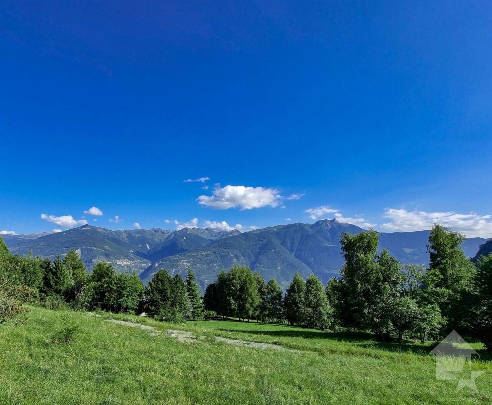 Chalet mit 5.5 Zimmern auf dem Plan, ruhig, sonnig, schöne Aussicht -  Bild 1