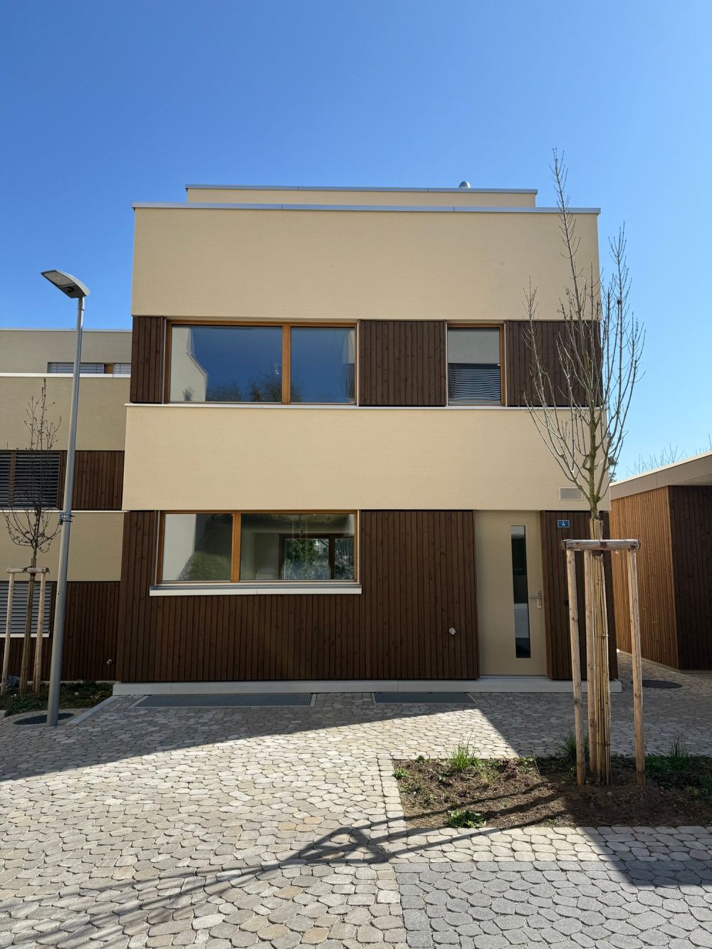 Hochwertiges Einfamilienhaus im Baurecht - 360° Drohnen Video -  Bild 1